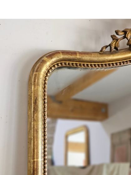 Ancien grand miroir à fronton fin 19e style Louis XVI doré à la feuille d'or