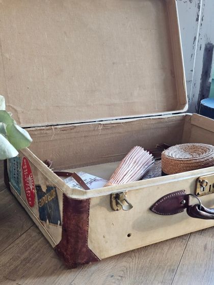 Ancienne valise Fichet renforts en cuir et étiquettes d'hôtel d'époque