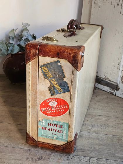 Ancienne valise Fichet renforts en cuir et étiquettes d'hôtel d'époque