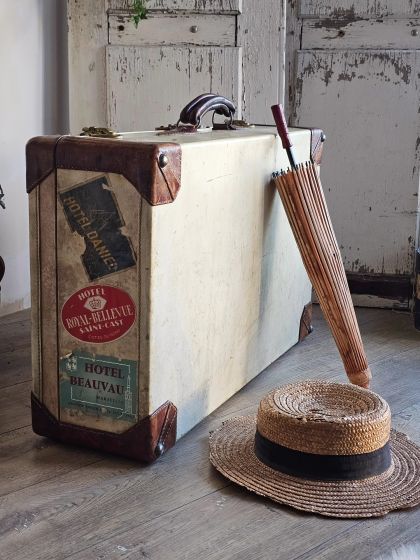 Ancienne valise Fichet renforts en cuir et étiquettes d'hôtel d'époque