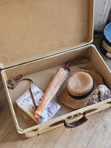 Ancienne valise Fichet renforts en cuir et étiquettes d'hôtel d'époque
