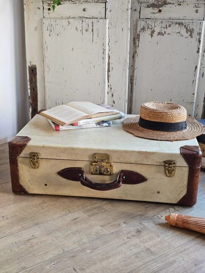 Ancienne valise Fichet renforts en cuir et étiquettes d'hôtel d'époque