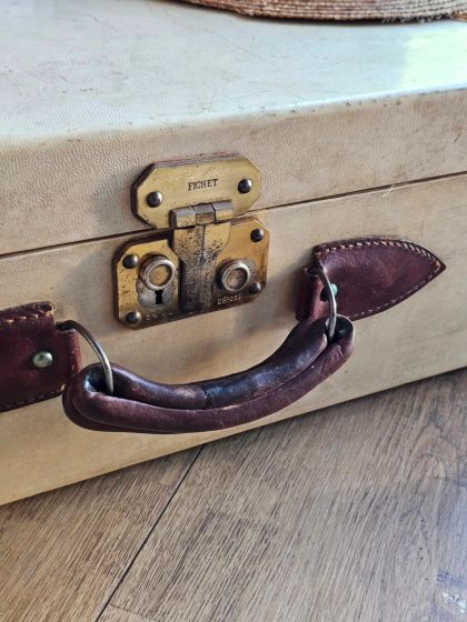 Ancienne valise Fichet renforts en cuir et étiquettes d'hôtel d'époque