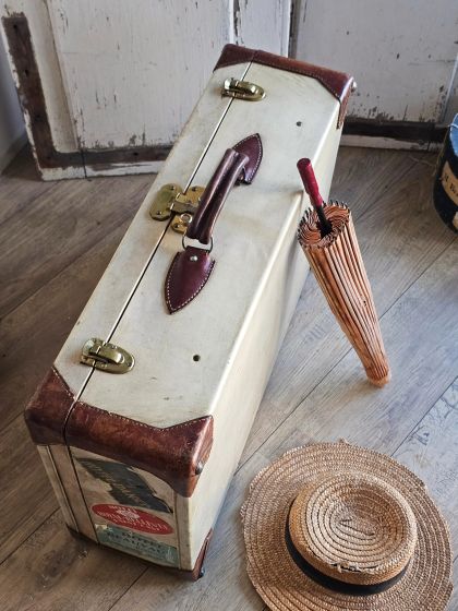 Ancienne valise Fichet renforts en cuir et étiquettes d'hôtel d'époque