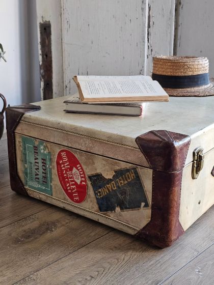 Ancienne valise Fichet renforts en cuir et étiquettes d'hôtel d'époque
