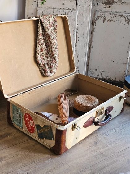 Ancienne valise Fichet renforts en cuir et étiquettes d'hôtel d'époque