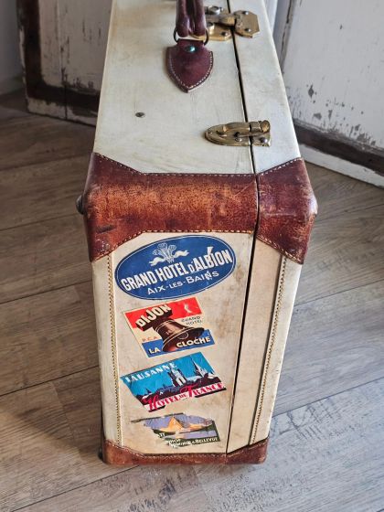 Ancienne valise Fichet renforts en cuir et étiquettes d'hôtel d'époque