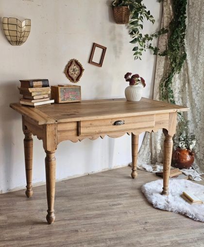 Ancienne table en noyer avec grand tiroir fin 19e
