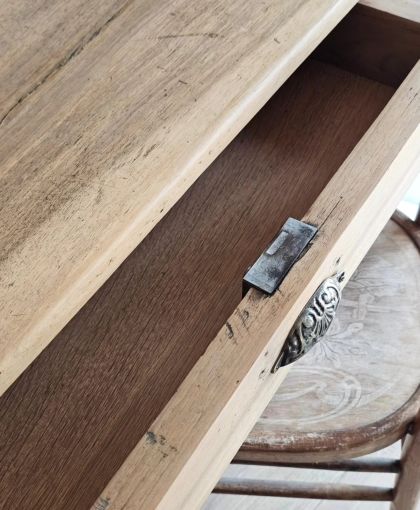 Ancienne table en noyer avec grand tiroir fin 19e