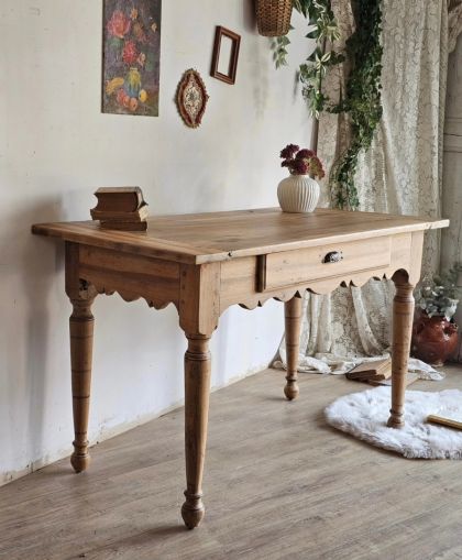 Ancienne table en noyer avec grand tiroir fin 19e