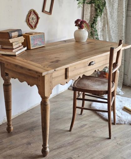 Ancienne table en noyer avec grand tiroir fin 19e
