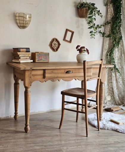 Ancienne table en noyer avec grand tiroir fin 19e