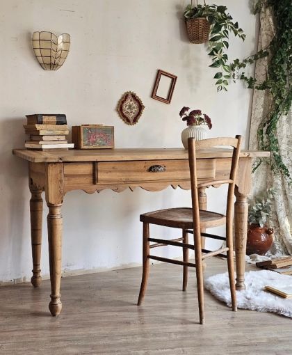 Ancienne table en noyer avec grand tiroir fin 19e
