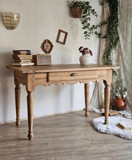 Ancienne table en noyer avec grand tiroir fin 19e