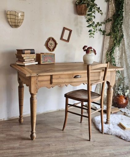 Ancienne table en noyer avec grand tiroir fin 19e