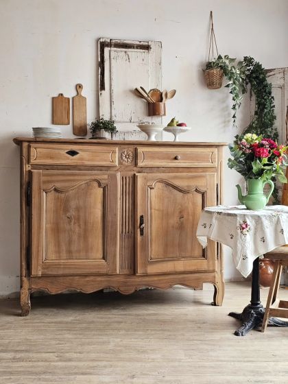 Ancien grand buffet en noyer massif style Louis XV provincial fin XIXe