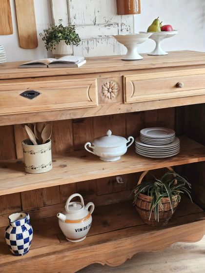 Ancien grand buffet en noyer massif style Louis XV provincial fin XIXe