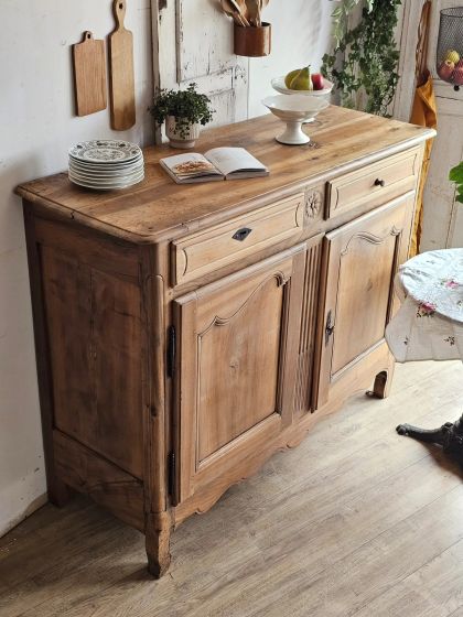 Ancien grand buffet en noyer massif style Louis XV provincial fin XIXe