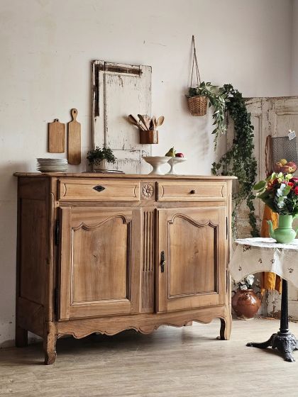 Ancien grand buffet en noyer massif style Louis XV provincial fin XIXe