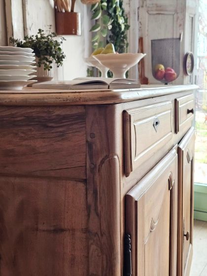 Ancien grand buffet en noyer massif style Louis XV provincial fin XIXe