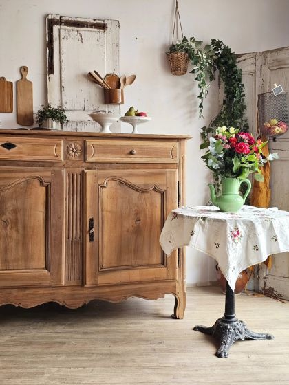 Ancien grand buffet en noyer massif style Louis XV provincial fin XIXe