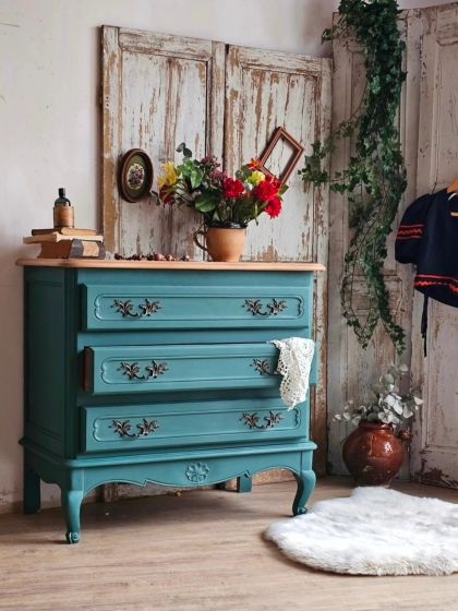 Commode de style Louis XV 3 tiroirs belles poignées laiton.