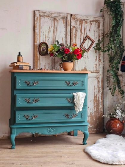 Commode de style Louis XV 3 tiroirs belles poignées laiton.