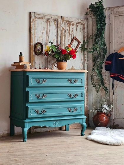 Commode de style Louis XV 3 tiroirs belles poignées laiton.