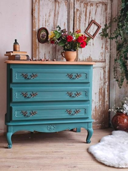 Commode de style Louis XV 3 tiroirs belles poignées laiton.