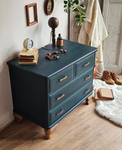 Ancienne commode 4 tiroirs, poignées d'origine jolis petons.