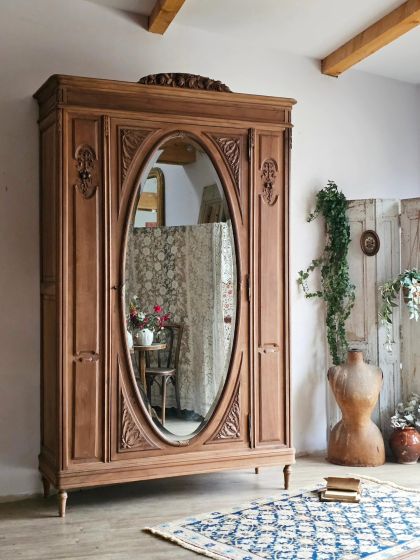Ancienne armoire fin XIXe / début XXe en noyer massif sculpté et miroir monumental biseauté