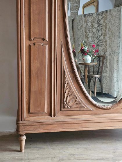 Ancienne armoire fin XIXe / début XXe en noyer massif sculpté et miroir monumental biseauté