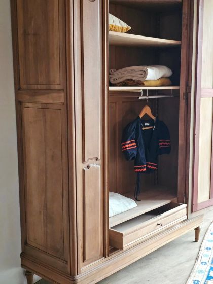 Ancienne armoire fin XIXe / début XXe en noyer massif sculpté et miroir monumental biseauté