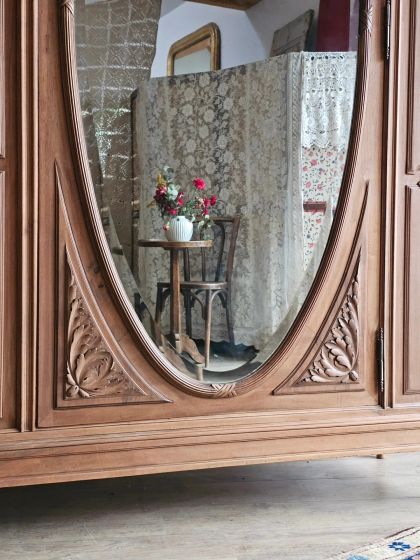 Ancienne armoire fin XIXe / début XXe en noyer massif sculpté et miroir monumental biseauté