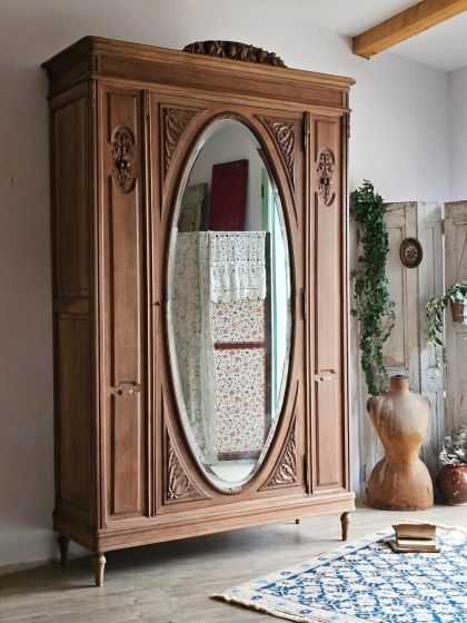 Ancienne armoire fin XIXe / début XXe en noyer massif sculpté et miroir monumental biseauté