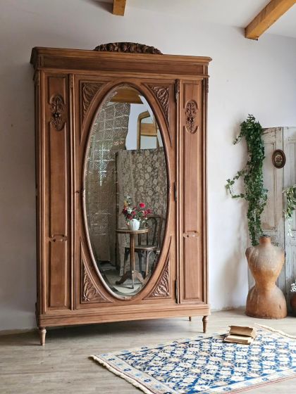 Ancienne armoire fin XIXe / début XXe en noyer massif sculpté et miroir monumental biseauté