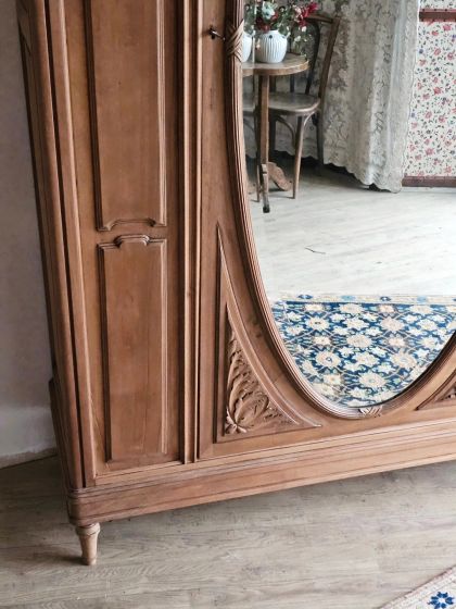 Ancienne armoire fin XIXe / début XXe en noyer massif sculpté et miroir monumental biseauté