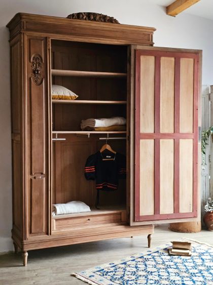 Ancienne armoire fin XIXe / début XXe en noyer massif sculpté et miroir monumental biseauté