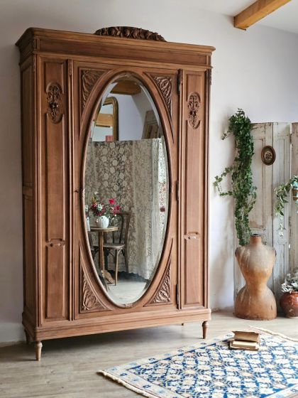 Ancienne armoire fin XIXe / début XXe en noyer massif sculpté et miroir monumental biseauté