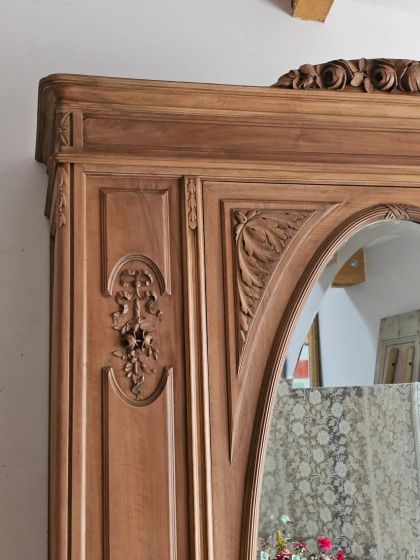 Ancienne armoire fin XIXe / début XXe en noyer massif sculpté et miroir monumental biseauté