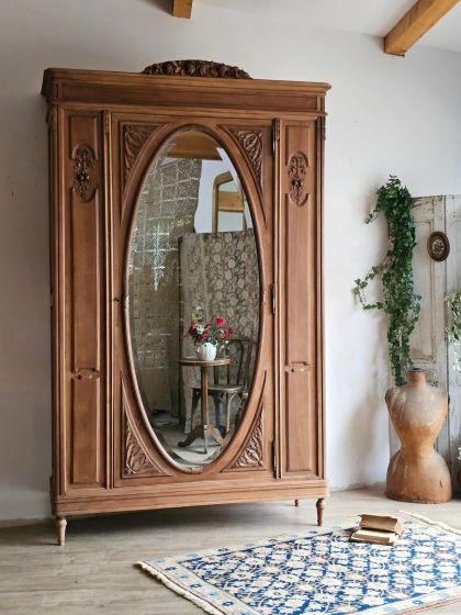 Ancienne armoire fin XIXe / début XXe en noyer massif sculpté et miroir monumental biseauté