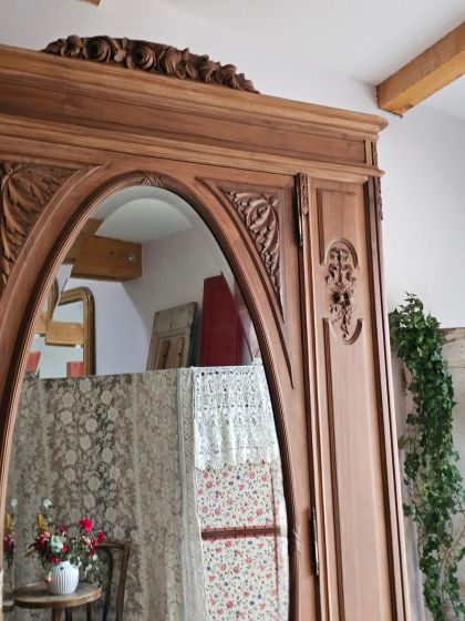 Ancienne armoire fin XIXe / début XXe en noyer massif sculpté et miroir monumental biseauté