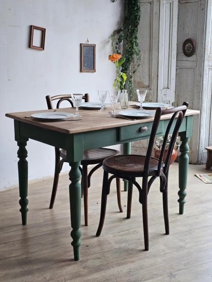 Ancienne table de ferme avec tiroir central et jolis pieds tournés