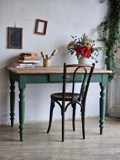 Ancienne table de ferme avec tiroir central et jolis pieds tournés