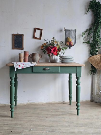 Ancienne table de ferme avec tiroir central et jolis pieds tournés
