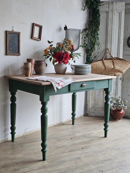 Ancienne table de ferme avec tiroir central et jolis pieds tournés