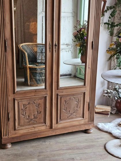 Ancienne armoire fine et élancée de la fin du 19e deux portes miroirs