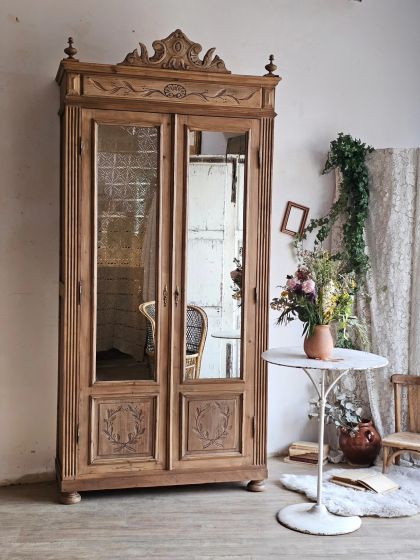 Ancienne armoire fine et élancée de la fin du 19e deux portes miroirs