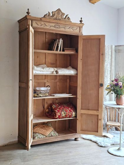 Ancienne armoire fine et élancée de la fin du 19e deux portes miroirs