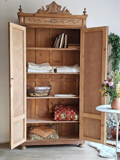 Ancienne armoire fine et élancée de la fin du 19e deux portes miroirs